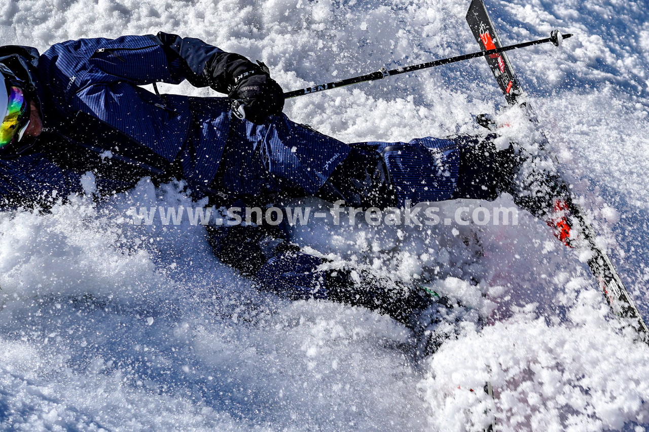 札幌国際スキー場 Mt.石井スポーツ ISHII SKI ACADEMY 校長・斉藤人之さんによる『斉藤塾』開講。本日のテーマは、「春雪！コブからスキーのたわみを楽しむ！！」(^^)v